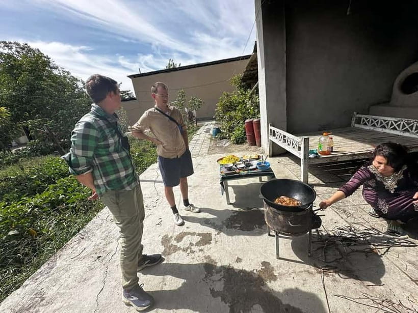 cooking traditional food in Samarkand with local people - Cooking plov with the family