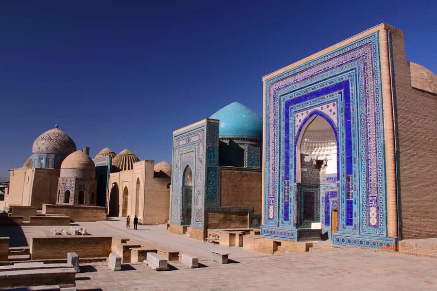 Samarkand: Photo Walking Tour - Bibi-Khanym shifts attention from size to detail