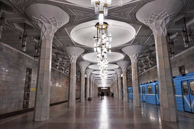 Tashkent Soviet Architecture (Modernism) and Subway station tour. - The Courage Monument and the memory of the earthquake