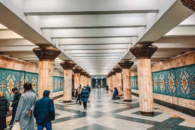 Tashkent Soviet Architecture (Modernism) and Subway station tour. - Amir Temur Square and the Uzbekistan Hotel