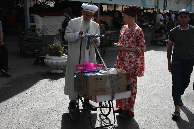 Tashkent Vegan Street Food Tour - Vegan beshbarmak near the National Library