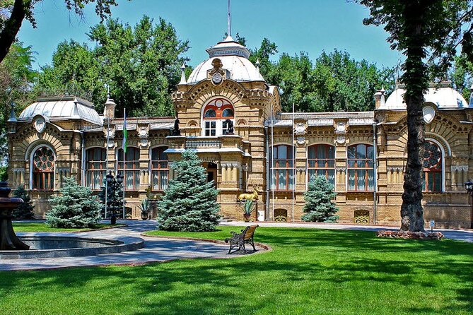 Tashkent Walking & Food Tour: Highlights + Local Flavors - The guides: a major strength with one caution